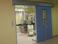 Герметичная автоматическая раздвижная дверь в операционный зал.